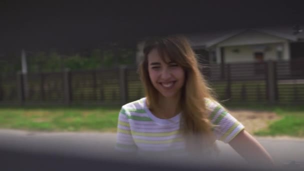 Mujer joven retrato emoción imitar disparo a través de valla de jardín sonriente y feliz - Valores de la familia escena de verano de color cálido — Vídeo de stock