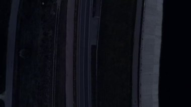 Hava Akşam araba ve kamyonlar ile yol üzerinde uçan