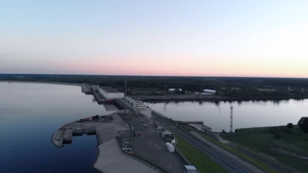 Vzdušné létání nad hydroelektrárnou na řece Daugava v Rize v rámci večerního západu slunce — Stock video