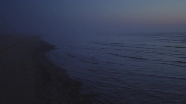 Incroyable sombre scénique brume rare crépuscule effrayant avec des couleurs violettes et magenta à la mer Baltique — Video