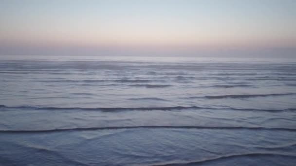 惊人的黑暗风景薄雾罕见的怪异日落与紫色和洋红色的颜色在波罗的海 — 图库视频影像