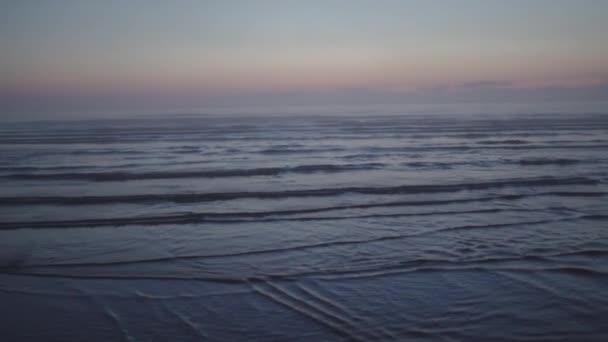 惊人的黑暗风景薄雾罕见的怪异日落与紫色和洋红色的颜色在波罗的海 — 图库视频影像