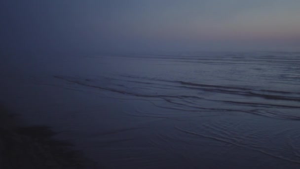 Increíble puesta de sol espeluznante rara niebla escénica oscura con colores violeta y magenta en el Mar Báltico — Vídeo de stock