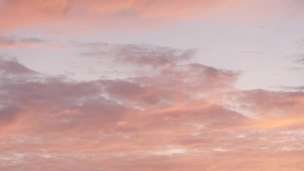 Erstaunliche Sonnenaufgang Zephyr leckere Süßigkeiten Wolken von zartrosa Farbe am Morgen — Stockvideo