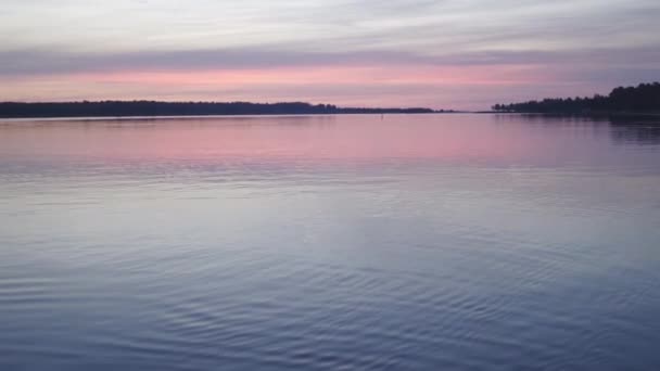 Giovane donna in un breve abito estivo passeggiando lungo la spiaggia godendo la vita e la natura lontano sfondo al tramonto — Video Stock