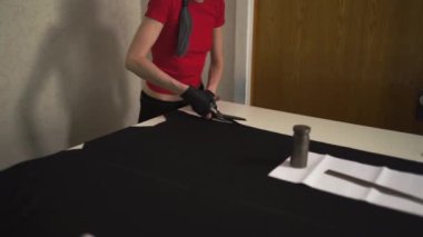 Siber punk moda tasarımcısı onu stüdyo kesim desen iş başında - Beyaz beyaz kadın göğsünde asılı makas ile kırmızı t-shirt ve siyah eldiven giyiyor