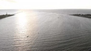 Hava: Güzel 4k küçük bir tekne su taşıma aşağıdaki - Yukarıdan Daugava nehir rüzgarlı rüzgarlı hava bir kuş bakışı görünümü - Sunset drone üst görünümü