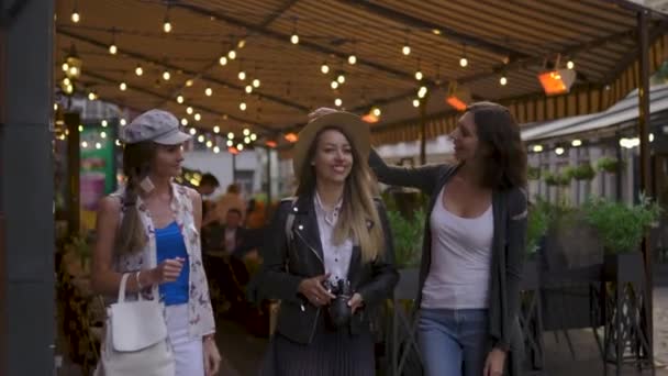 Tre resande tjej vänner med lätta ryggsäckar utforska Riga City-Travel turism koncept efter överföring från flygplats-bär hattar och jeans — Stockvideo
