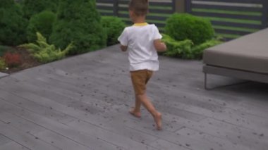 Erkek bebek erkek çocuk t-shirt ve şort giyen bir bahçede saklambaç oynarken - Aile değerleri sıcak renk yaz sahnesi