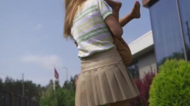Genç anne oynarken ve yeşil bir bahçede onun bebek erkek erkek kardeşi ile eğlenmek - Aile değerleri sıcak renk yaz sahnesi - Yeşil çiçek çalılar