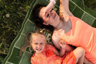 Mutlu anne onun küçük bebek kız kızı ile oynarken ve eğlenmek - Genç kafkas beyaz anne yaz parlak canlı renk elbise giyiyor - Happinness aile konsepti