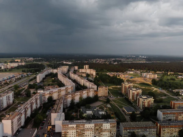 Aerial Top zdjęcia w dzielnicy Zepniekkalns w Rydze miasta z sowieckich bloków mieszkań i zaparkowanych samochodów — Zdjęcie stockowe