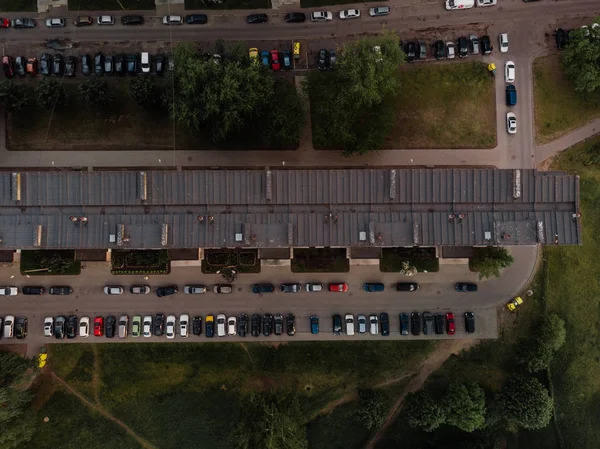 Fotos aéreas de vista superior del distrito de Zepniekkalns en la ciudad de Riga con bloques soviéticos de pisos y coches aparcados — Foto de Stock