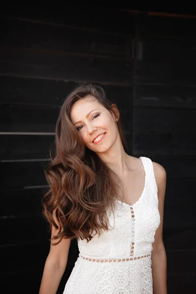 Hermosa mujer en retrato blanco en un jardín cafetería al aire libre con cóctel de verano — Foto de Stock