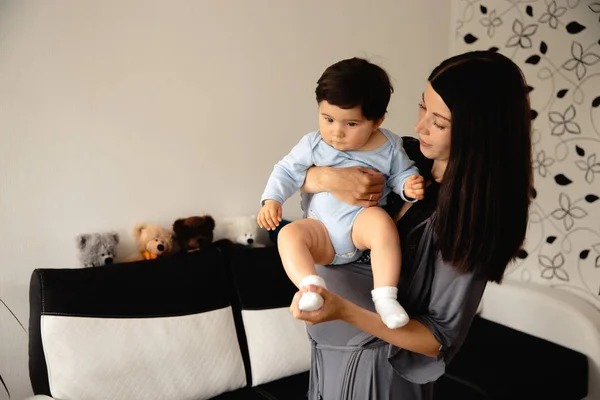 Madre jugando con el oso de peluche y su hijo bebé piso interior - Niño asiático de etnia mixta con camisa de cuerpo azul con dibujos animados oso sonriente Embarazada — Foto de Stock