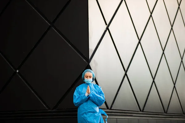 Epikus felvétel női orvos vagy nővér imádkozó orvosi maszk és sebészeti sapka — Stock Fotó