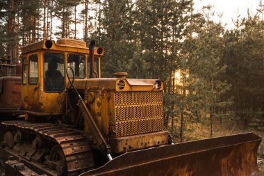 Yaşlı paslı traktör ormanda kırsalda