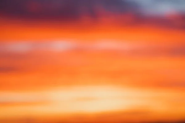 Размытое изображение чудесного заката и впечатляющего неба. Удивительная и красивая абстрактная концепция — стоковое фото