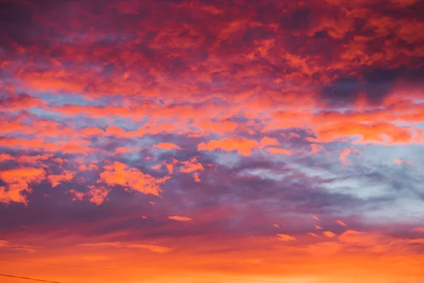 Фиолетово-голубой чудесный закат и драматический фон неба. Удивительная и красивая абстрактная концепция — стоковое фото