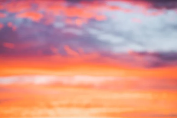 Drámai és csodálatos viharos naplemente és drámai égbolt háttér. Csodálatos és gyönyörű elvont fogalom — Stock Fotó
