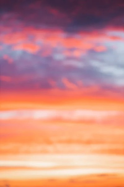 Городской пейзаж на ярком фоне закатного неба — стоковое фото