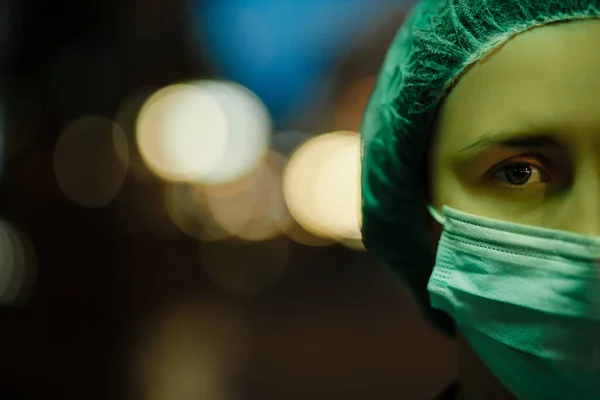 Vista cercana con luz verde: El médico cansado te mira durante el turno de noche — Foto de Stock