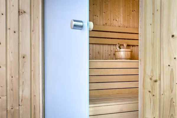 自然光での空のフィンランド式サウナをオープン ガラスのドア — ストック写真
