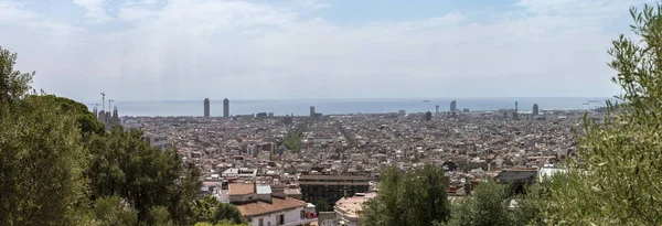Panoramik manzaralı Barcelona Park Guell tepesinden