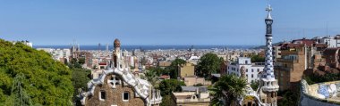 Panoramik görünüm Barcelona Park Guell, İspanya tepesinden