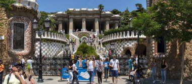 Barcelona, İspanya - 23 Haziran 2018: Panoramik girişinde park ve Parc Guell Antoni Gaudi tarafından tasarlanan pavyonlar. Parkın en büyük şehir turistik 's.