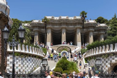 Barcelona, İspanya - 23 Haziran 2018: Park ve Parc Guell Antoni Gaudi tarafından tasarlanan pavyonlar girişinde merdiven. Parkın en büyük şehir turistik 's.