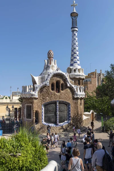 バルセロナ スペイン 2018 グエルのアントニ ガウディによって設計されたポーターのロッジのパビリオンの入り口 公園は 市の最大の観光名所 — ストック写真