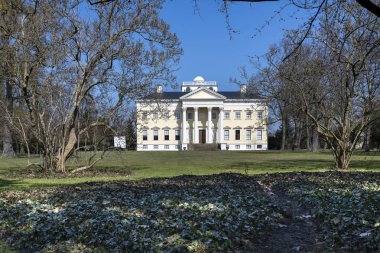 Almanya'da ilk klasik saray bahçeleri Dessau-Worlitz kompleksi içinde yer alan Worlitz Sarayı gibi.