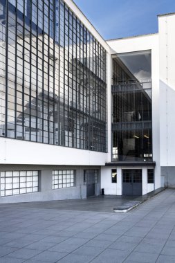 Dessau, Almanya - 30 Mart 2018: 1925 yılında mimar Walter Gropius tarafından tasarlanan Bauhaus sanat okulu ikonik bina modern mimarinin listelenen bir başyapıt olduğunu