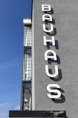 Dessau, Almanya - 30 Mart 2018: 1925 yılında mimar Walter Gropius tarafından tasarlanan Bauhaus sanat okulu ikonik bina modern mimarinin listelenen bir başyapıt olduğunu