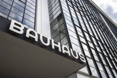 Dessau, Almanya - 30 Mart 2018: 1925 yılında mimar Walter Gropius tarafından tasarlanan Bauhaus sanat okulu ikonik bina modern mimarinin listelenen bir başyapıt olduğunu
