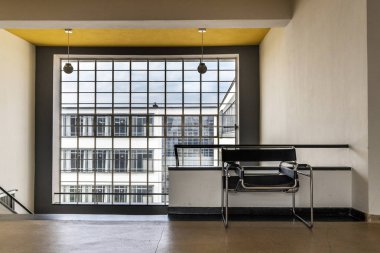 Dessau, Almanya - 30 Mart 2018: 1925 yılında mimar Walter Gropius tarafından tasarlanan Bauhaus sanat okulu ikonik bina modern mimarinin listelenen bir başyapıt olduğunu