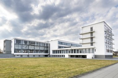 Dessau, Almanya - 30 Mart 2018: 1925 yılında mimar Walter Gropius tarafından tasarlanan Bauhaus sanat okulu ikonik bina modern mimarinin listelenen bir başyapıt olduğunu