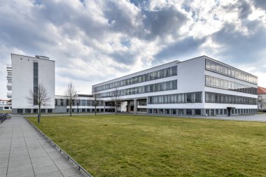 Dessau, Almanya - 30 Mart 2018: 1925 yılında mimar Walter Gropius tarafından tasarlanan Bauhaus sanat okulu ikonik bina modern mimarinin listelenen bir başyapıt olduğunu