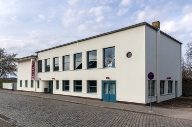 Dessau, Almanya - 30 Mart 2018: Bauhaus yapı Kornhaus mimar tarafından tasarlanan Carl Fieger 1930 yılında modern mimarinin listelenen bir başyapıt olduğunu