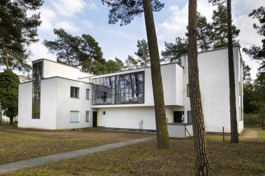 Dessau, Almanya - 30 Mart 2018: 1925 yılında mimar Walter Gropius tarafından tasarlanan Bauhaus ana konut yapı bir listelenen modern mimari başyapıt