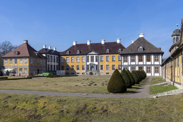 城市奥拉宁鲍姆罗蒙诺索夫与城堡和公园 被修造作为一个完整合奏在1700附近在荷兰巴洛克式的样式 — 图库照片