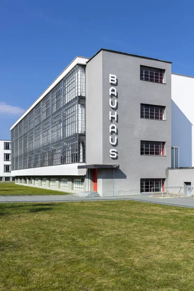 Dessau 2018年3月30日 1925年建筑师沃尔特格罗皮乌斯设计的包豪斯艺术学校标志性建筑是现代建筑的一个著名杰作 — 图库照片