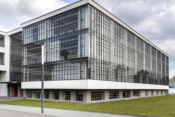 Dessau 2018年3月30日 1925年建筑师沃尔特格罗皮乌斯设计的包豪斯艺术学校标志性建筑是现代建筑的一个著名杰作 — 图库照片