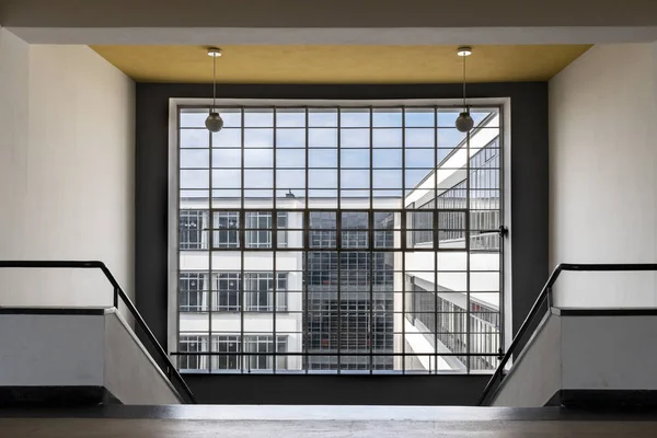 デッサウ ドイツ 2018 1925 年にヴァルター グロピウスの建築家によって設計されたバウハウス芸術学校の象徴的な建物は現代建築の記載されている傑作 — ストック写真