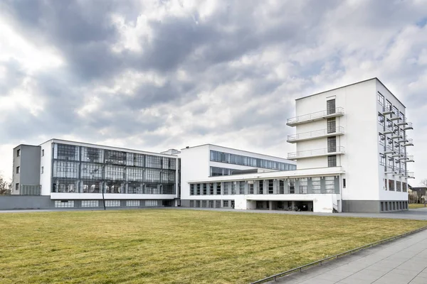 Dessau 2018 1925 년에서 건축가 그로피우스가 설계한 바우하우스 아이코 건물은 — 스톡 사진
