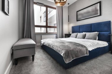 Gri mavi yatak ile terbiye içinde Modern yatak odası