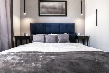 Gri mavi yatak ile terbiye içinde Modern yatak odası