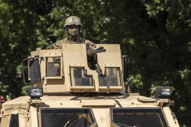 Varşova, Polonya - 15 Ağustos 2017: Askeri geçit töreni Polonyalı ordu günü kutlama töreni sırasında. Ordu günü, Varşova Savaşı Polonya-Sovyet savaşı sırasında kutluyor ulusal tatil töreni işaretleri.