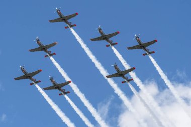 Varşova, Polonya - 15 Ağustos 2017: Askeri savaş uçağı silahlı kuvvetler günü geçit törenine katılan kalabalık üzerinde uçan görülmektedir. Ağustos 15, ulusal bir tatil at War Savaş Sovyet Rusya üzerinde 1920 zafer yıldönümü anısına